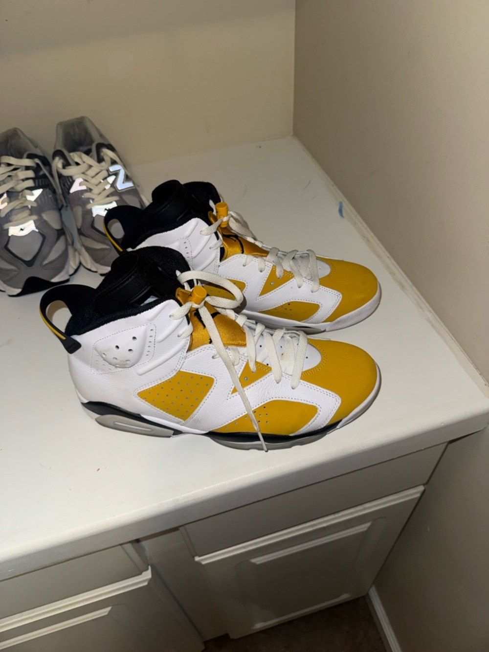 Men Yellow & White Basketball Sneakers - Brand Unknown